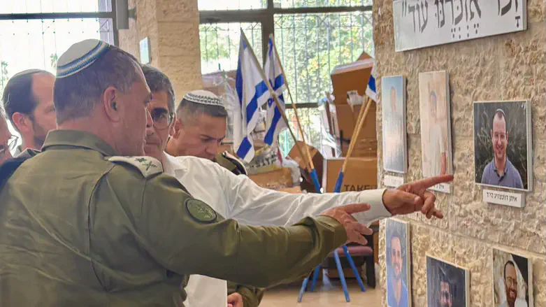 הרמטכ"ל מול קיר הזיכרון