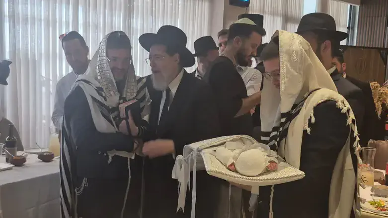 שלמה קוק (משמאל) עם אביו והרך הנימול