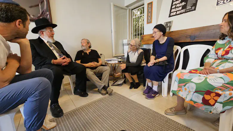 הרב הראשי מנחם את בני המשפחה