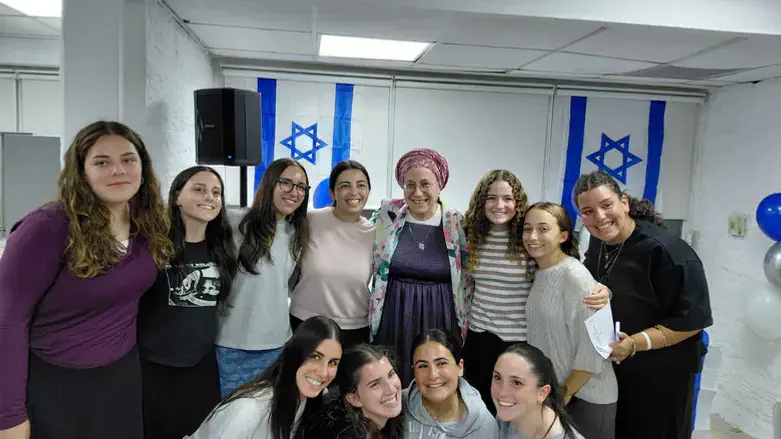 השרה סטרוק עם בנות השירות