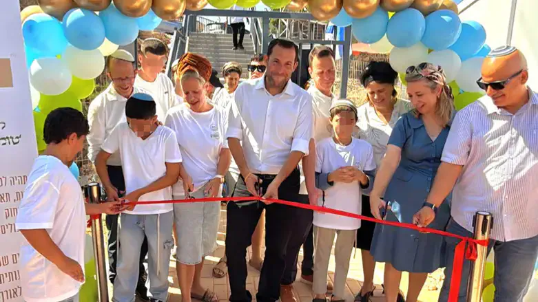בגזירת הסרט
