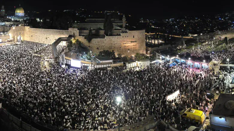 More than 50,000 at Selichot in the Western Wall