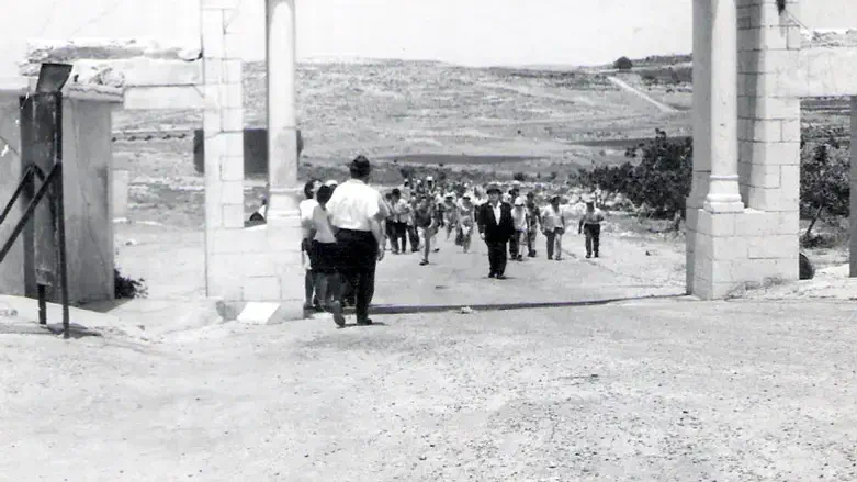 עולים לשער של כפר עציון, כ"ב אלול תשכ"ז