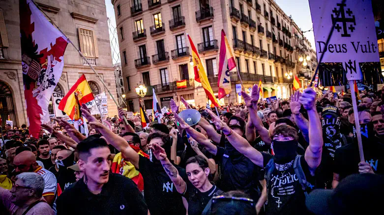 Núcleo Nacional demonstrators raise their arms during a rally in Barcelona, Sept. 2, 2026.
