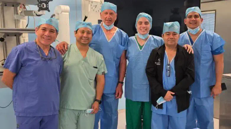 Prof. Ron Eliashar and the medical team in Equador