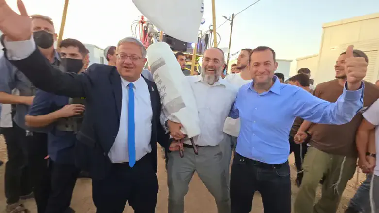 דגן ובן גביר בהכנסת ספר תורה
