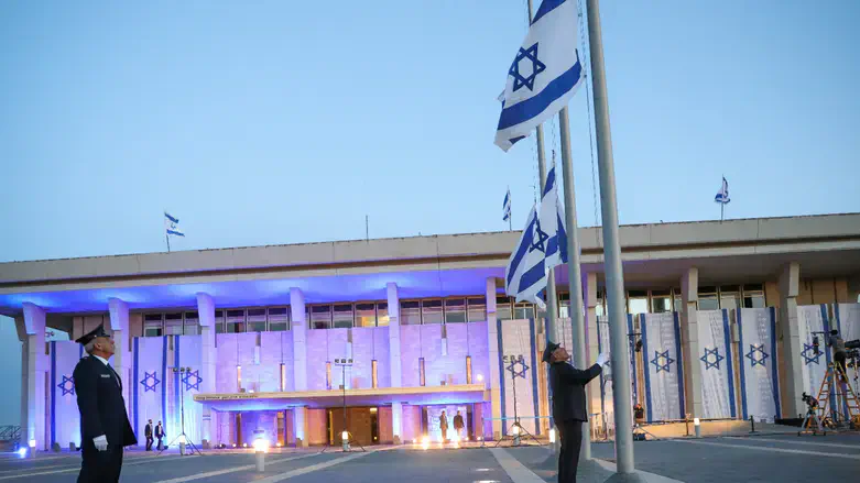 הדגלים ברחבת הכנסת מורדים לחצי התורן