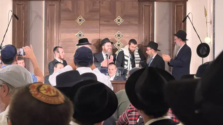 הרב כובש (במרכז) בהכתרת רב בית הכנסת החדש