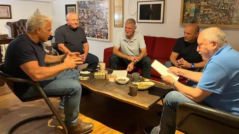 Встреча в доме Яира Лапида