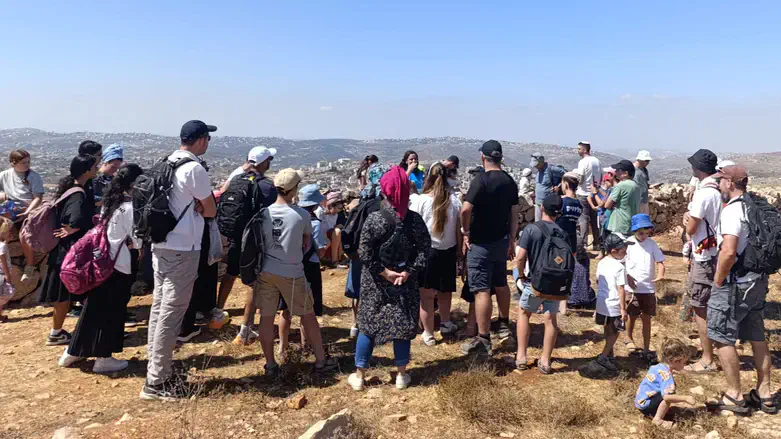 מטיילים בבנימין