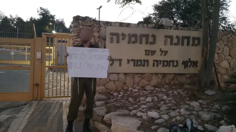 החייל שהפגין מחוץ ללשכתו של בלוט