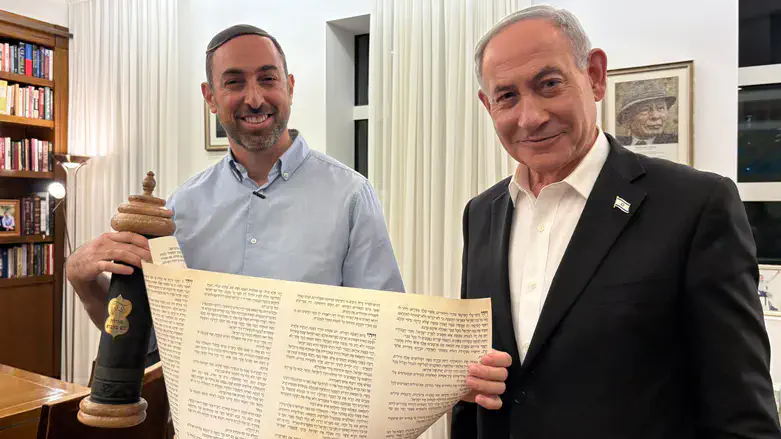 Netanyahu with Rabbi Lavie and the scroll