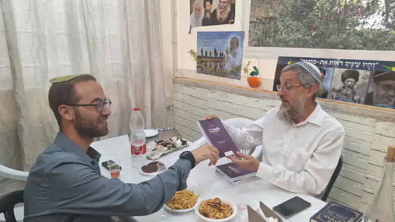 הרב שטרן ונתי יונגר עורך הספר