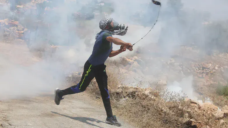 Rioter fires a slingshot in Bilin- proportionate?