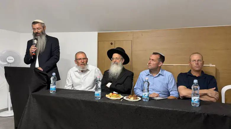 הרב ויצמן בחנוכת בית המדרש