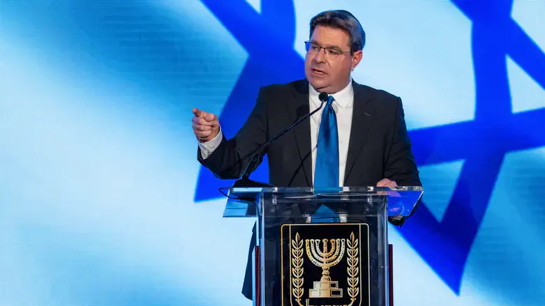 אקוניס בטקס הזיכרון