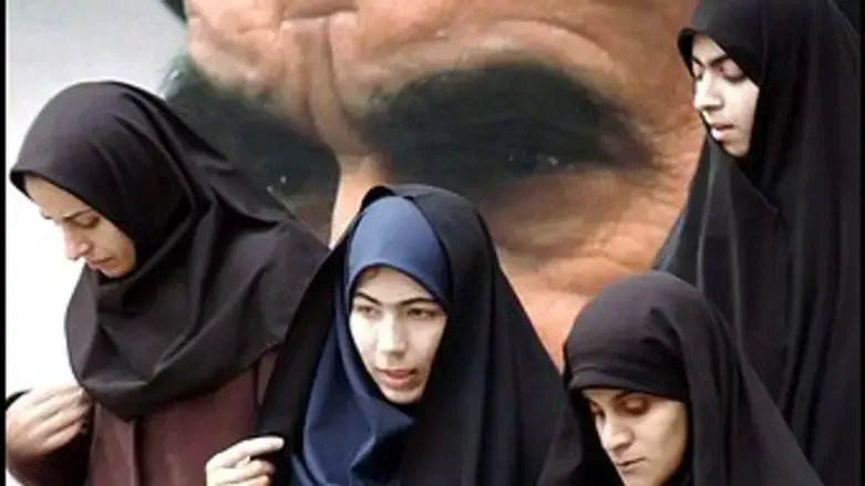 نساء إيرانيات يتدربن على القتال