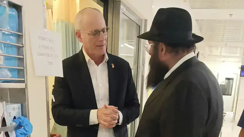 הרב דוכמן והשגריר לייטר בבית החולים