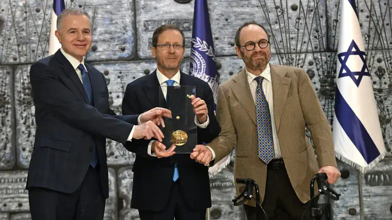 Herzog awards Medal of Honor to Israel Bonds