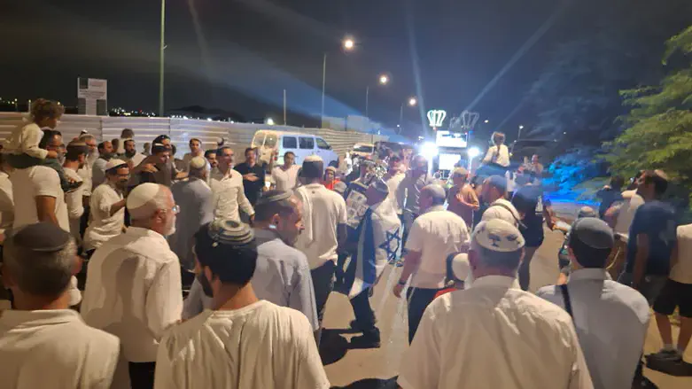 ריקודים עם הספר תורה