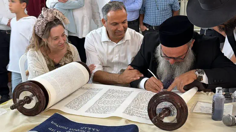 הוריו של סגן איתן בן יצחק הי"ד בכתיבת אות