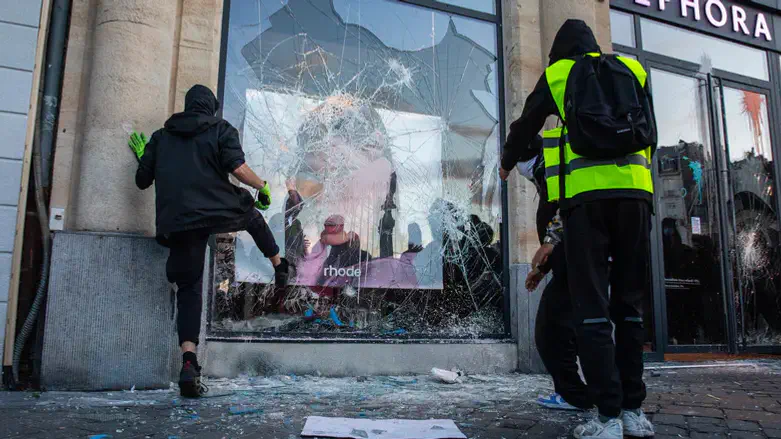 Muslims riot in Paris