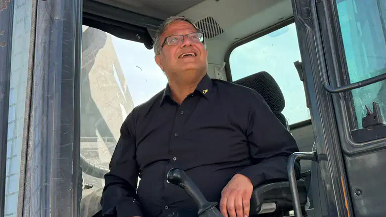 Ben-Gvir overseeing a demoliton, archive