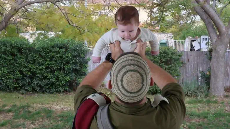 רס"ן ט' עם בנו שנקרא על שם חברו