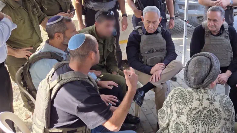 נתניהו בזירת הפיגוע