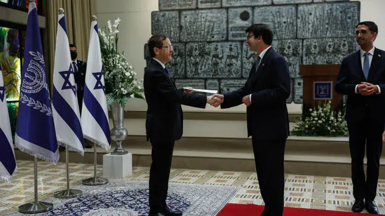 Isaac Herzog receives ambassadors' credentials