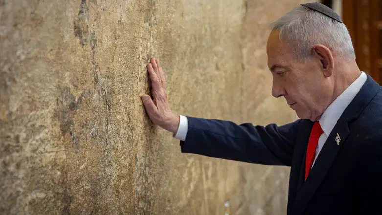 Netanyahu visits the Western Wall ahead of elections