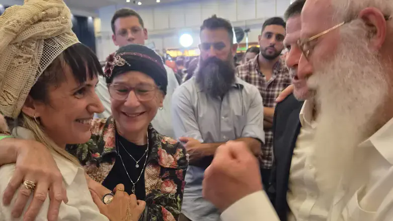 הרב והרבנית סמוטריץ' מברכים
