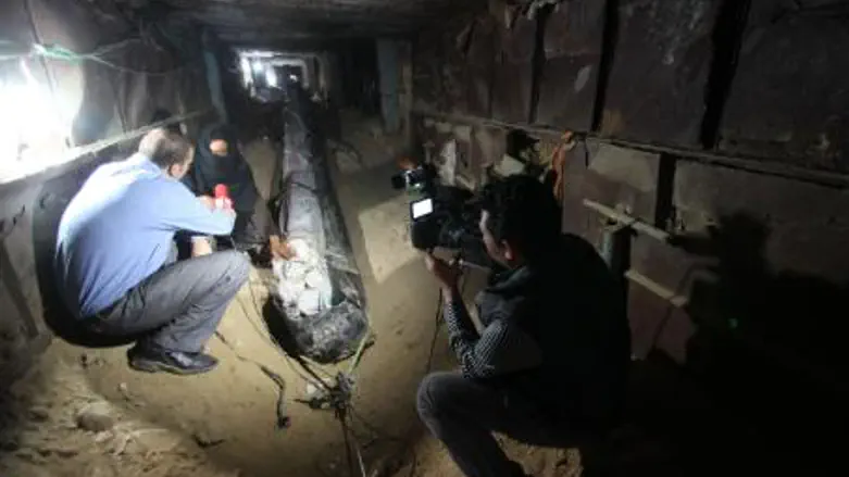 Gaza tunnel technology - laying power lines