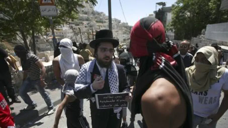 Neturei Karta man joins violent Arab rally