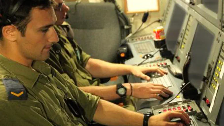 IDF soldiers working on the Internet