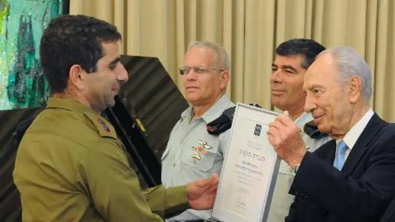 Peres awarding certificate