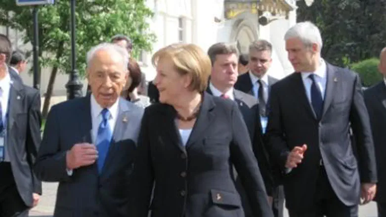 Peres and Chancellor Merkel in Moscow