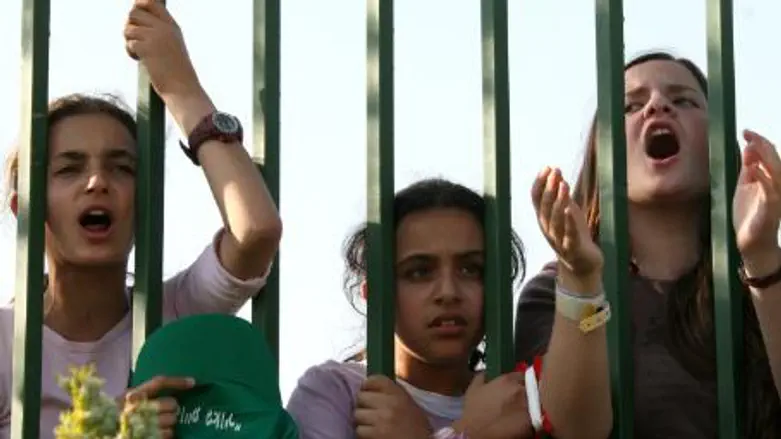 Girls from Gush Katif protest Disengagement