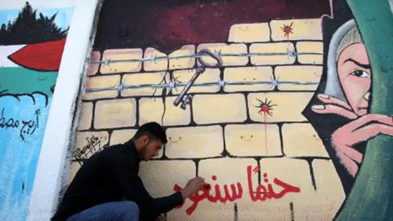 Graffiti artist in Gaza