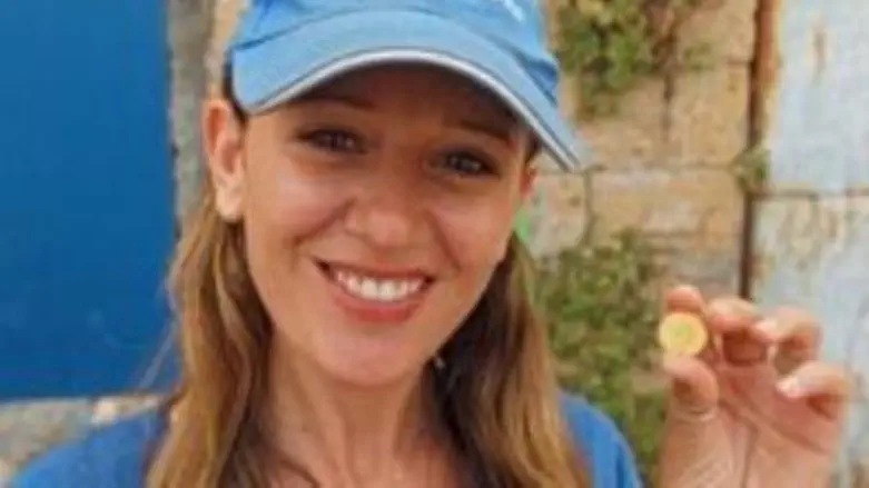 Archaeologist Eriola Jakoel with gold coin