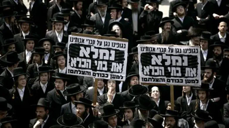 Hareidi men rally in Meah Shearim