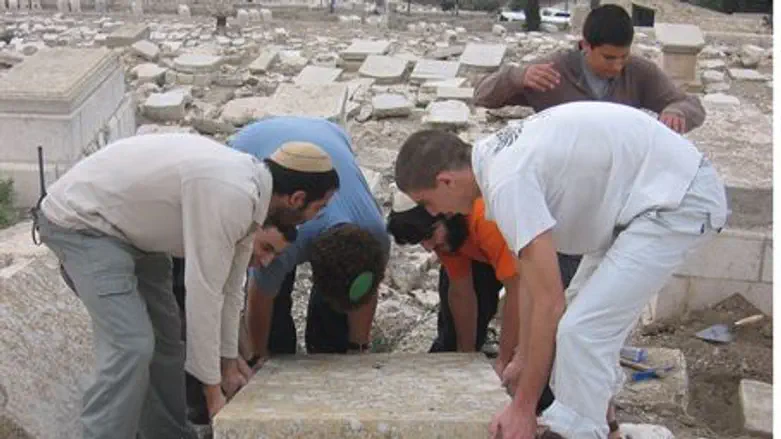 High School Students Renovate Graveyard