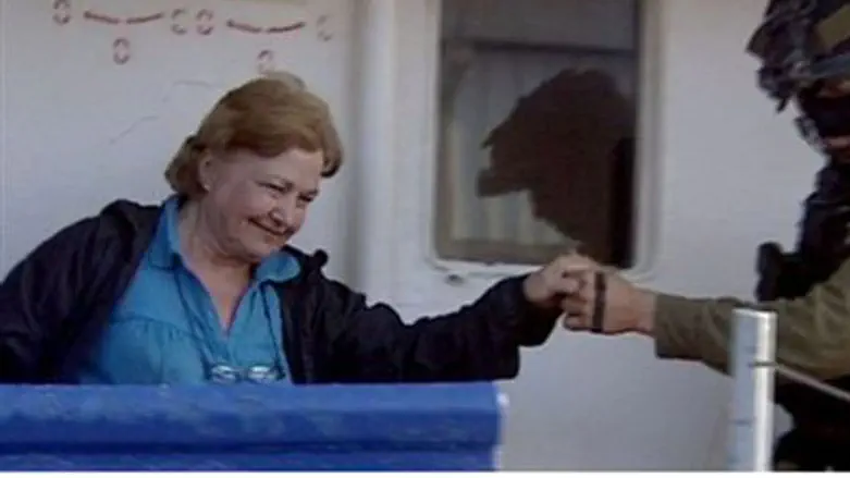 Soldier helps peace activist off Rachel Corri