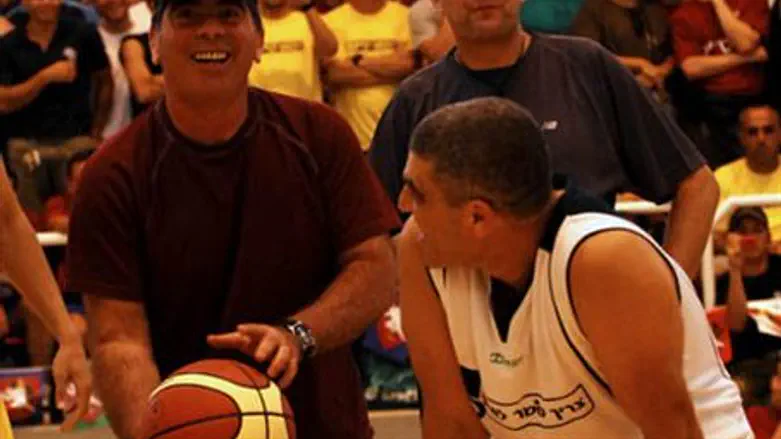 Ashkenazi at basketball game (file)