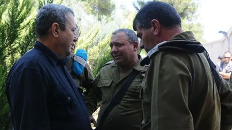 Barak, Ashkenazi, officers at previous exerci