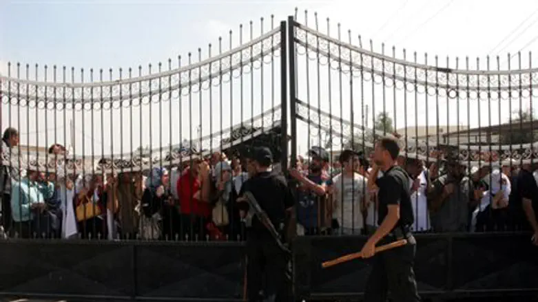 Egyptian soldier guards Rafiah crossing