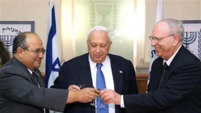 Halevy (right) with Ariel Sharon and Meir Dag