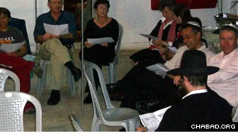 R. Chanoch Gechman teaching Torah in Mumbai