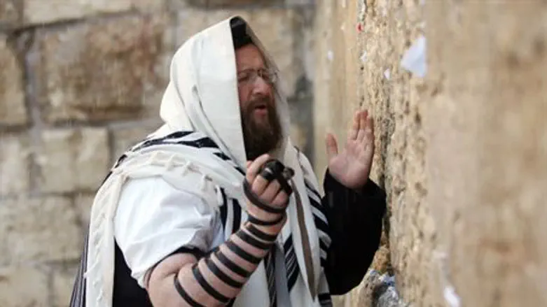 Man wearing tefillin