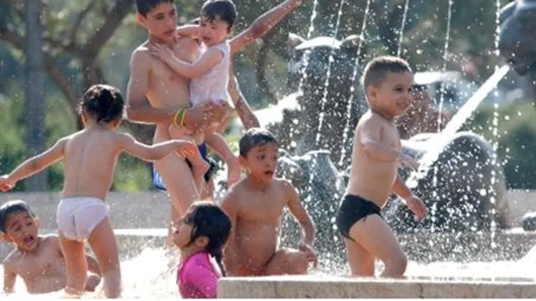 Children in Jerusalem take a break from heat 